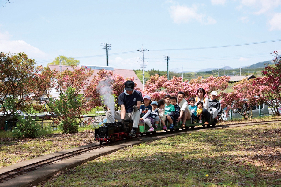 ミニ鉄道を楽しむ家族連れ