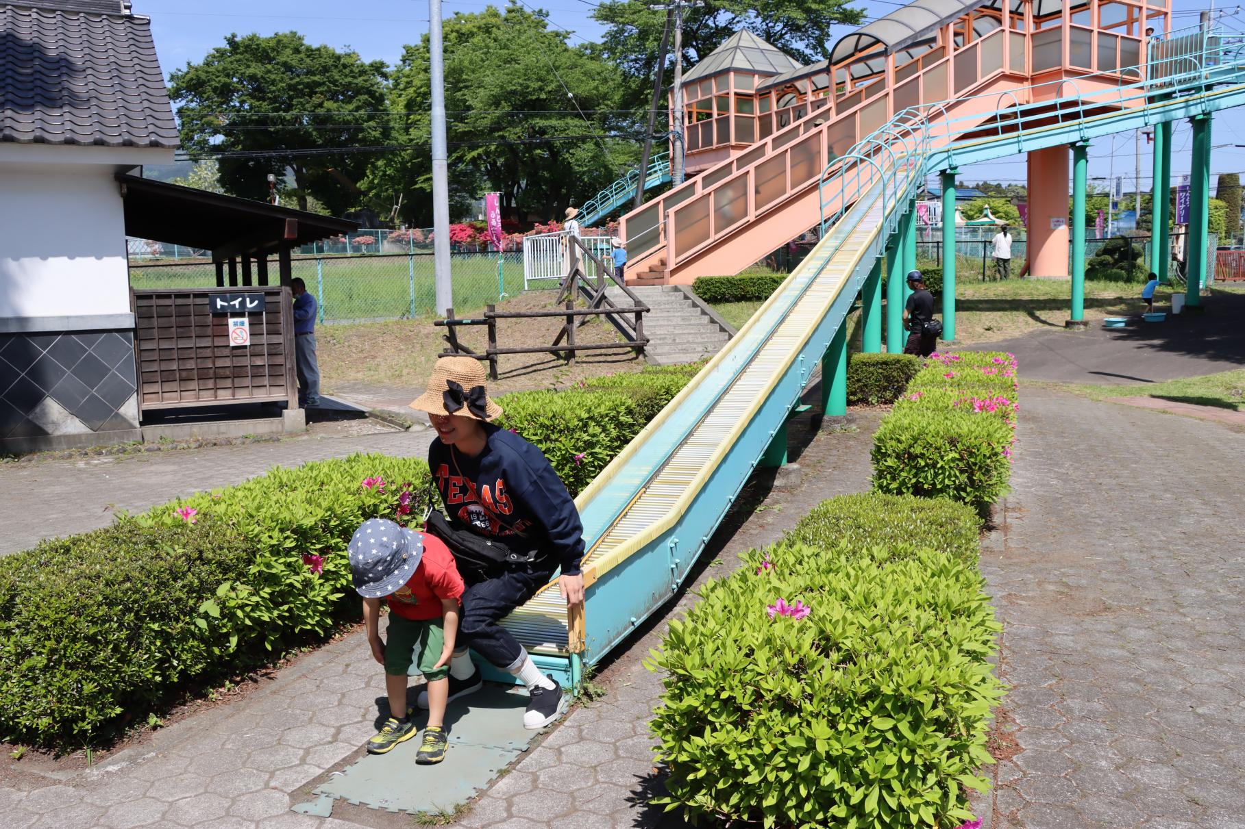 ローラーすべり台で遊ぶ子どもたち