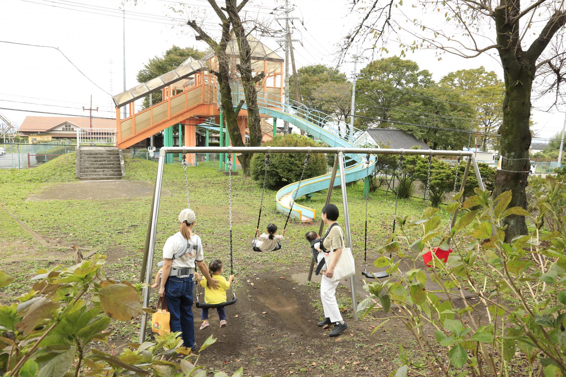 ブランコで遊ぶ親子