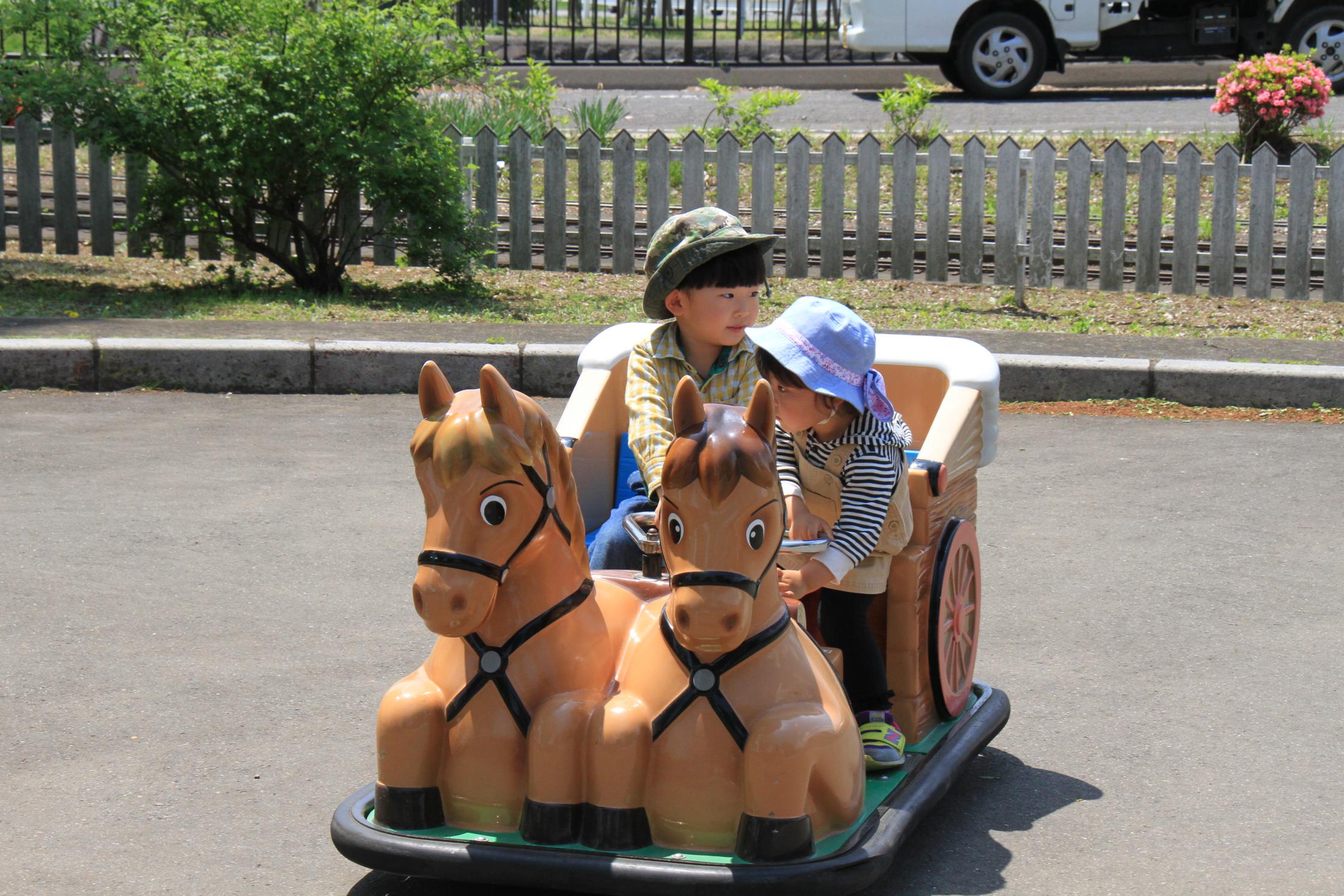 バッテリーカーで遊ぶ子どもたち